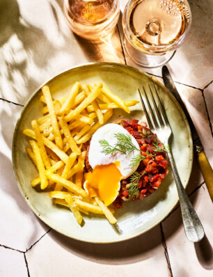 vega steak tartaar met friet & gepocheerd ei