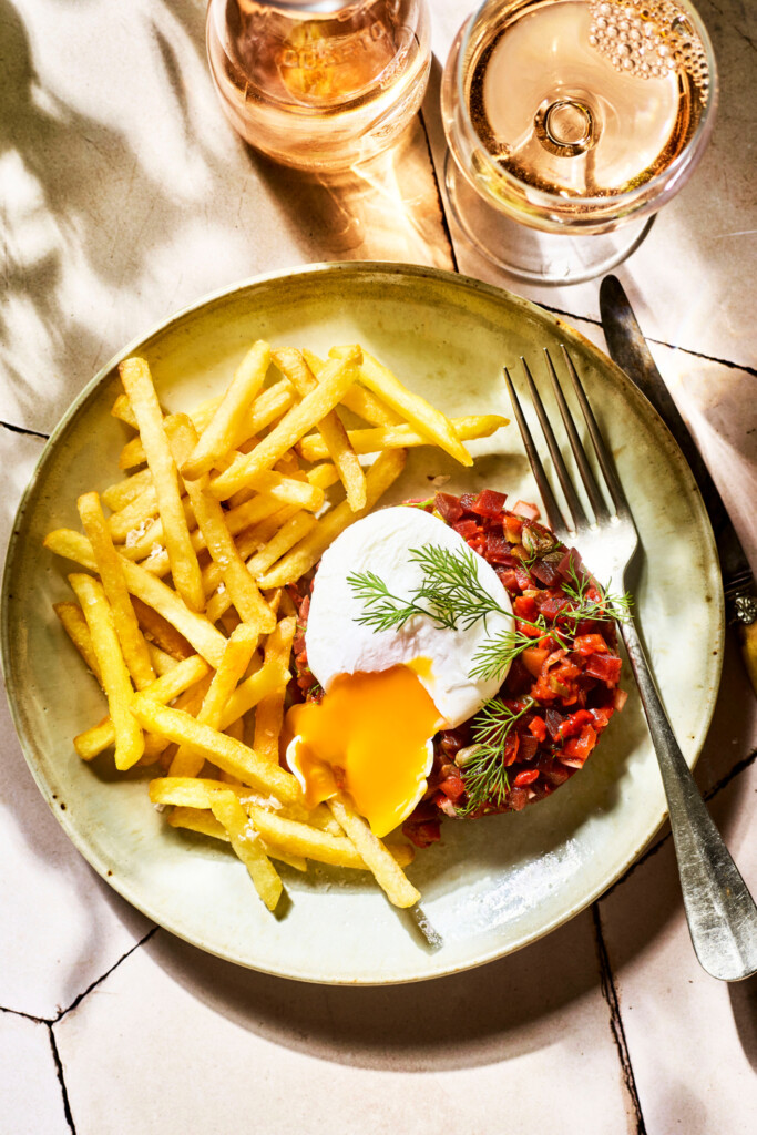 vega steak tartaar met friet & gepocheerd ei