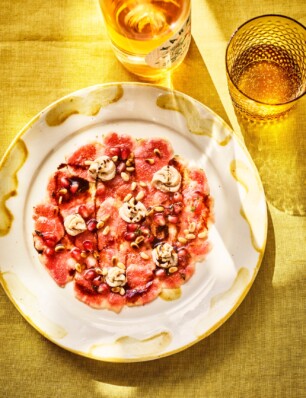 vijgencarpaccio met gorgonzola-pijnboompitcrème en granaatappel
