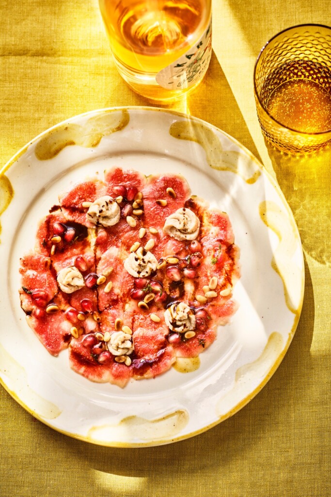 vijgencarpaccio met gorgonzola-pijnboompitcrème en granaatappel
