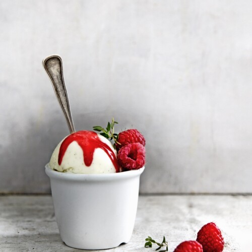 Crème fraîchesorbet met vanille en frambozen_cropped