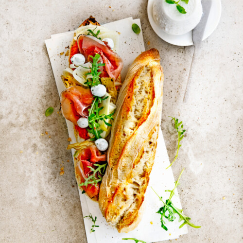 Frans stokbrood met gerookte paprikapesto, truffelprosciutto en geklopte basilicumricotta_preview