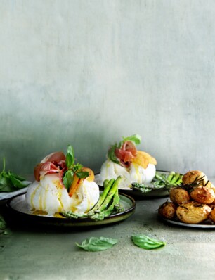 gevulde buffelmozzarella met prosciutto en basilicum