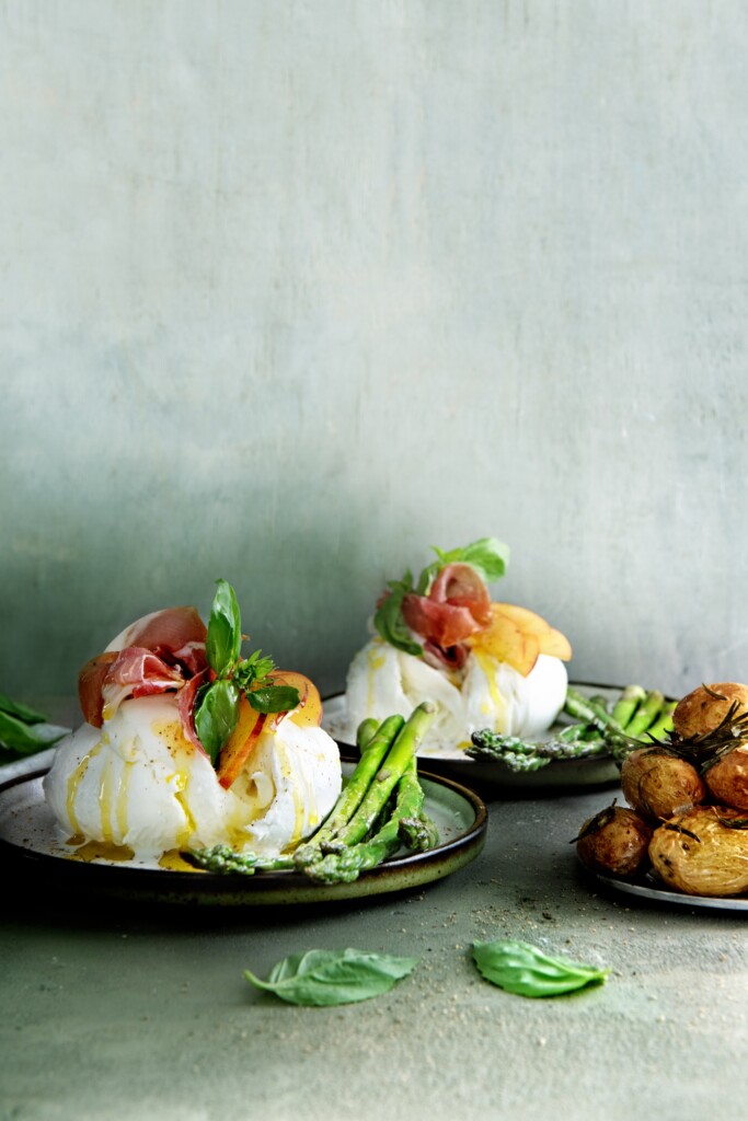 gevulde buffelmozzarella met prosciutto en basilicum