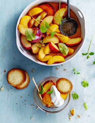 fruitsalade met pruimen, gemberdressing en vanille-roomhangop