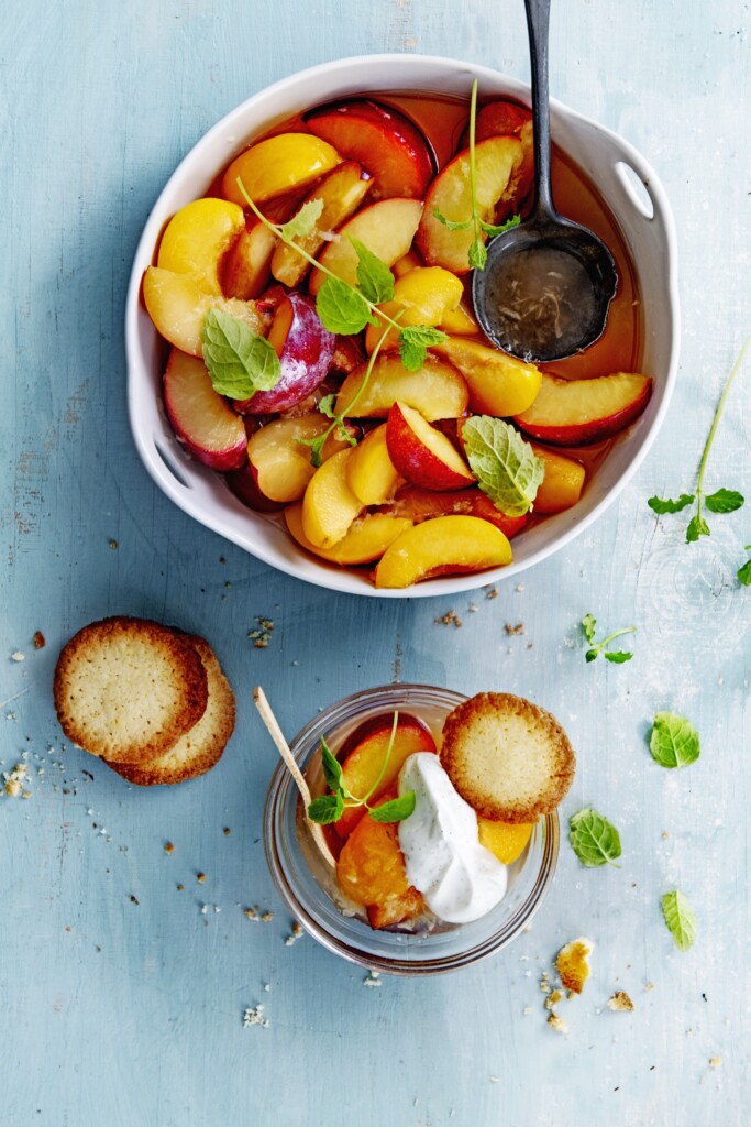 fruitsalade met pruimen, gemberdressing en vanille-roomhangop