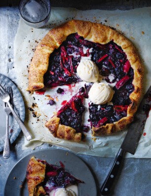 crostata met bessen en rabarber