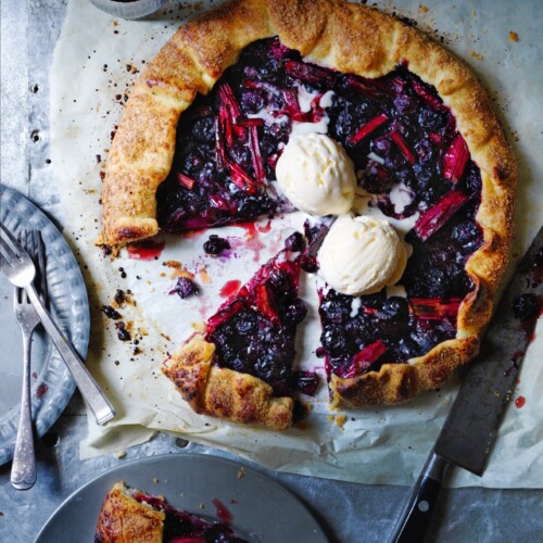 blauwe bessen crostata met rabarber
