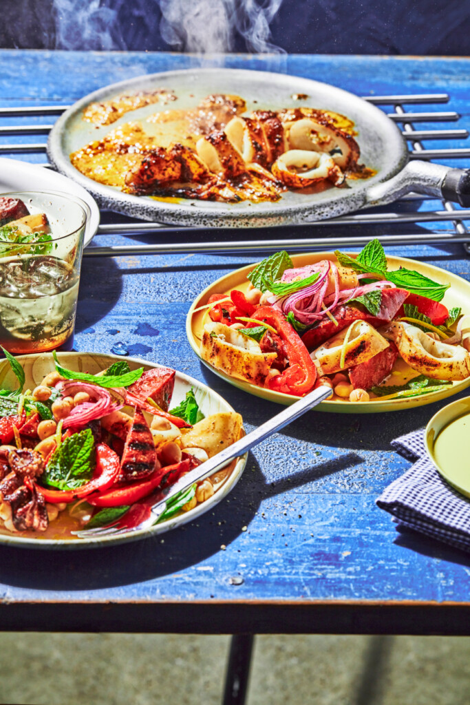 gegrilde calamari & chorizo met kikkererwten en ui