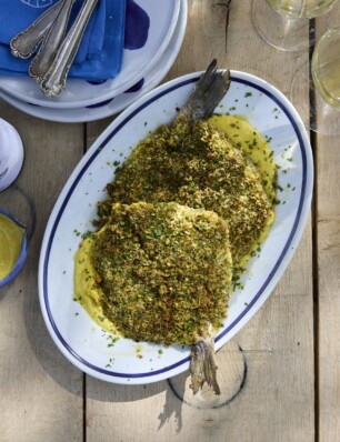 gegrilde gevlinderde dorade met sinaasappelsaus & pangrattato-pistachekorst