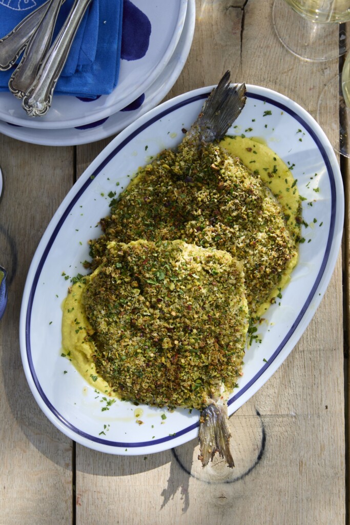 gegrilde gevlinderde dorade met sinaasappelsaus & pangrattato-pistachekorst