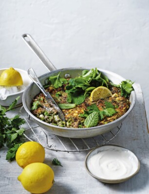 groentefritter met feta & citroen-tahiniyoghurt