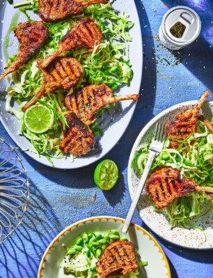 lamskoteletten van de bbq met misoboter & snelle Aziatische salade