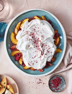 omgekeerde pavlova met perziken & frambozen