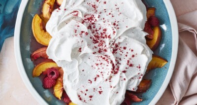 omgekeerde pavlova met perziken & frambozen