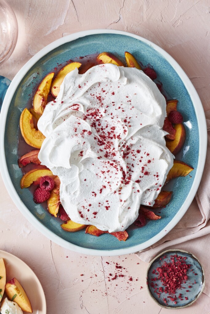 omgekeerde pavlova met perziken & frambozen