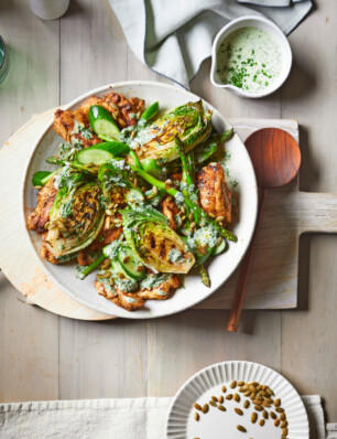 ras el hanout-kip met zoetzure komkommer & green goddess-dressing