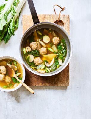 wontonsoep met paksoi, kippenballetjes en lente-ui