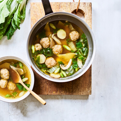 wontonsoep met paksoi kippenballetjes en lente-ui