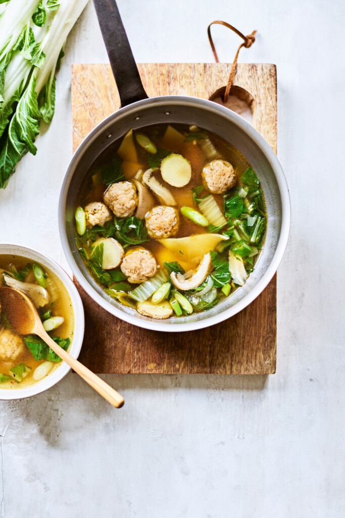 wontonsoep met paksoi, kippenballetjes en lente-ui