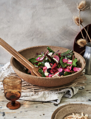 zoetzure bietensalade met bramen, geroosterde amandelen & geitenkaas