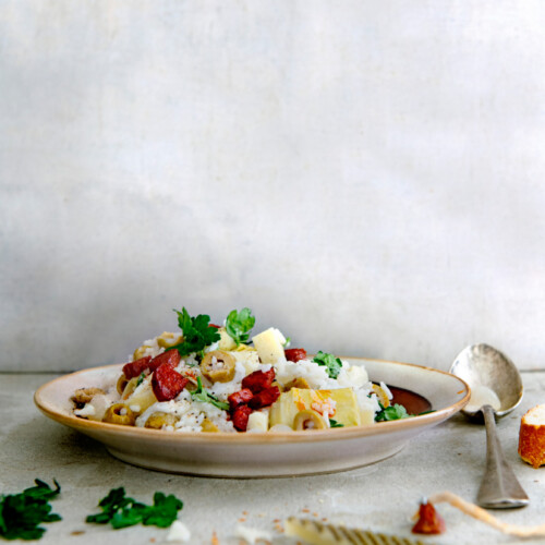Spaanse rijstsalade met chorizo en queso ibérico
