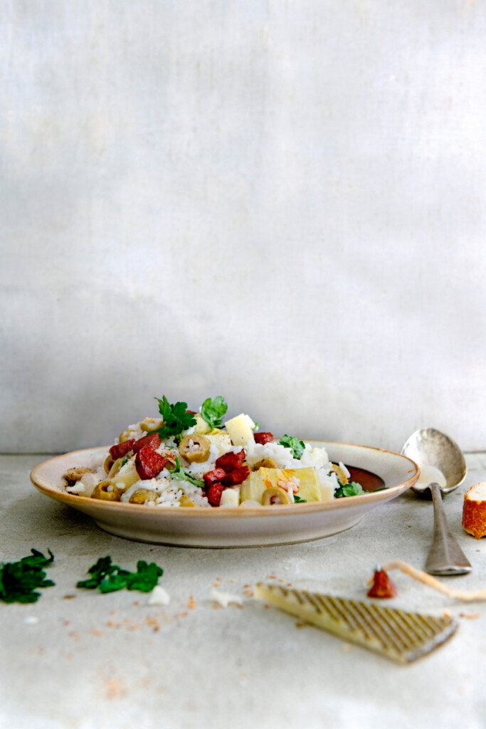 spaanse rijstsalade met chorizo, artisjok en kaas