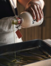 olijfolie wordt weer duurder, dus sla vooral die extra grote fles in op vakantie