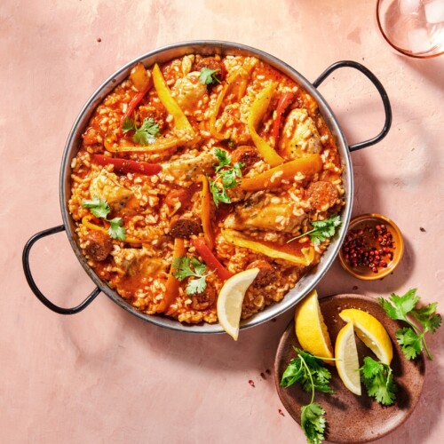 Paella met chorizo en kippendijen