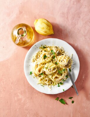 pasta al limone met kappertjes, venkel en pangrattato