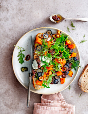salade met zoete aardappel, bessen & hazelnoten op toast