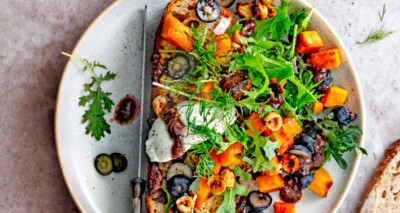 salade met zoete aardappel, bessen & hazelnoten op toast