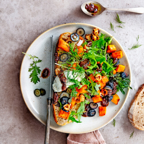 Salade met zoete aardappel, blauwe bessen en honinghazelnoten op toast