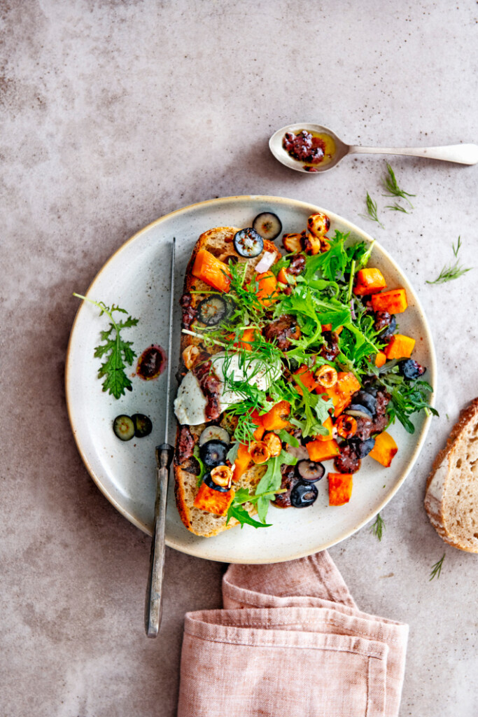 salade met zoete aardappel, bessen & hazelnoten op toast