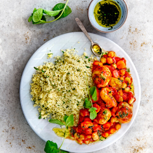 Tajine met kipgehaktballetjes, abrikoos en muntcouscous
