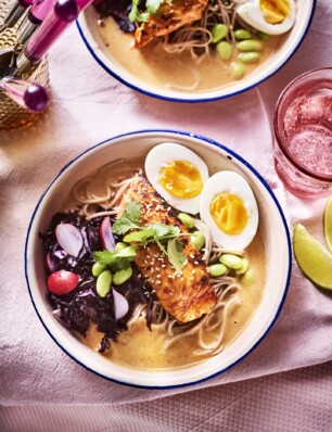 koude spicy noedelsoep met gochujang-zalm