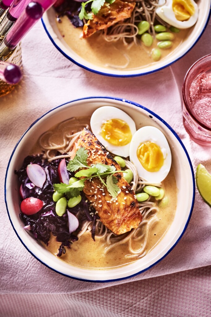 koude spicy noedelsoep met gochujang-zalm
