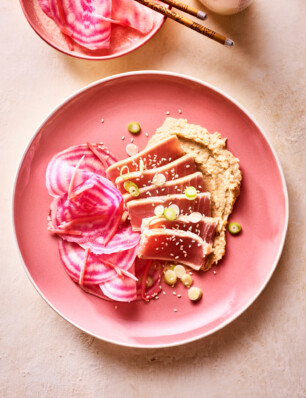tonijntataki met bietenpickle en wittebonencrème