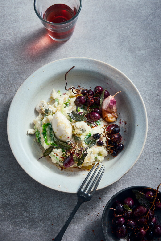 colcannon met blauwe druiven en roquefort
