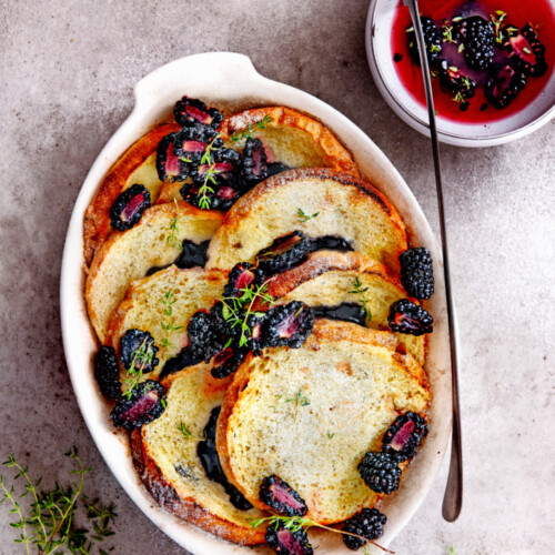 Beschuitpudding met gemarineerde bramen en tijm
