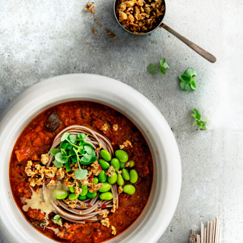 Geroosterde auberginesoep met noedels, tahin en krokante tofukruimels_preview