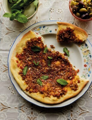Libanees flatbread met tomaat, rode ui en sumak (mana’eesh banadoura)