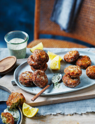aardappel-viskoekjes met kruiden-kappertjessaus