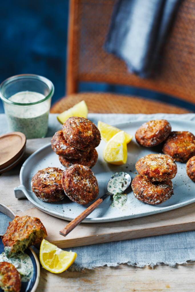 aardappel-viskoekjes met kruiden-kappertjessaus