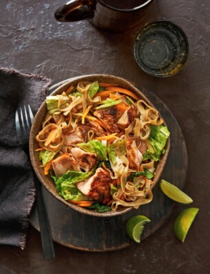 roerbak-noedels met kool & hoisin-zalmflakes