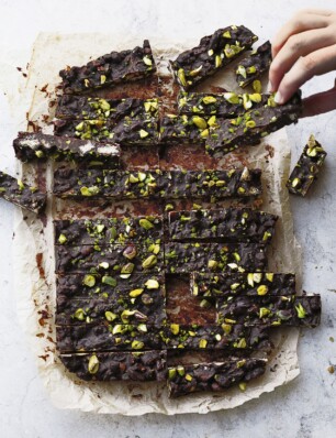 arretjescake met munt en pistachenoten