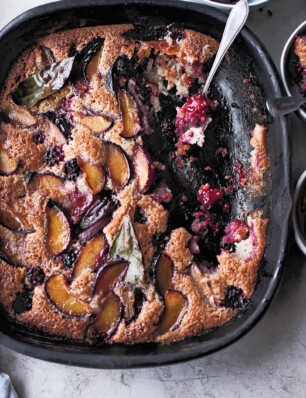 Ottolenghi’s amandelgebak met pruimen, bramen en laurier