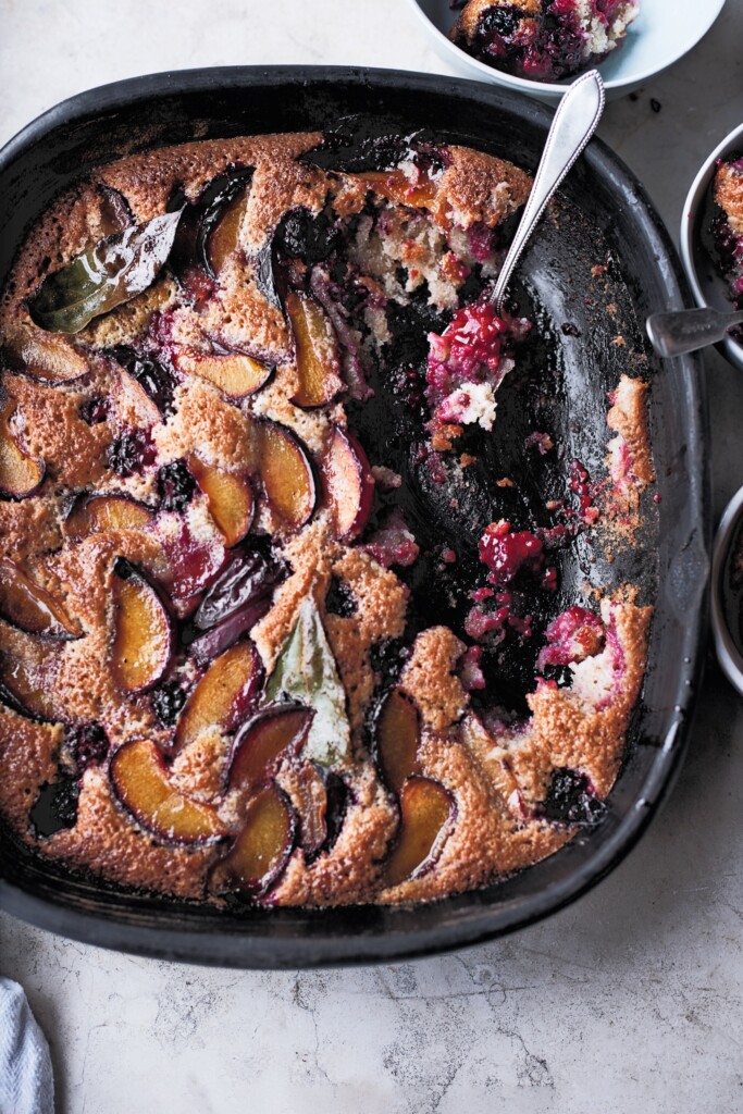 Ottolenghi’s amandelgebak met pruimen, bramen en laurier