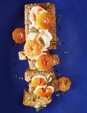 cake met mandarijn, pijnboompitten en aperol uit Cake