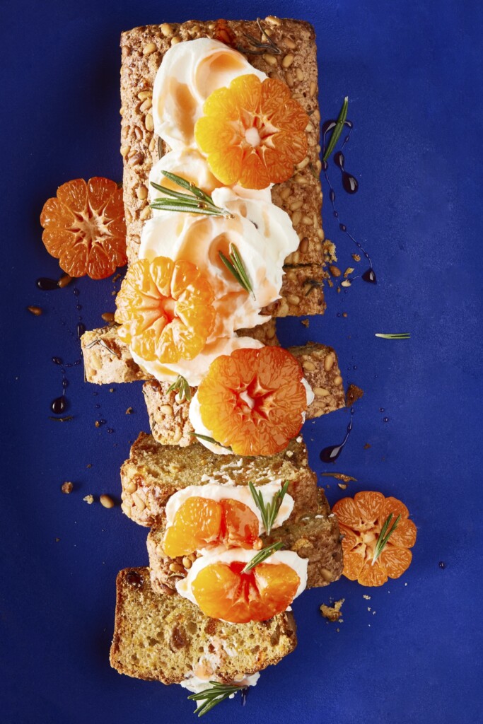 cake met mandarijn, pijnboompitten en aperol uit Cake